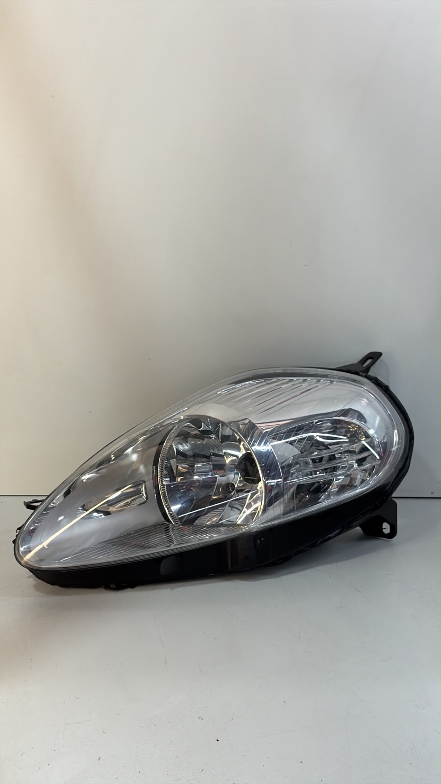 Farol Fiat Punto 2007 a 2012 Lado Esquerdo cromado original - foto 1 de 4