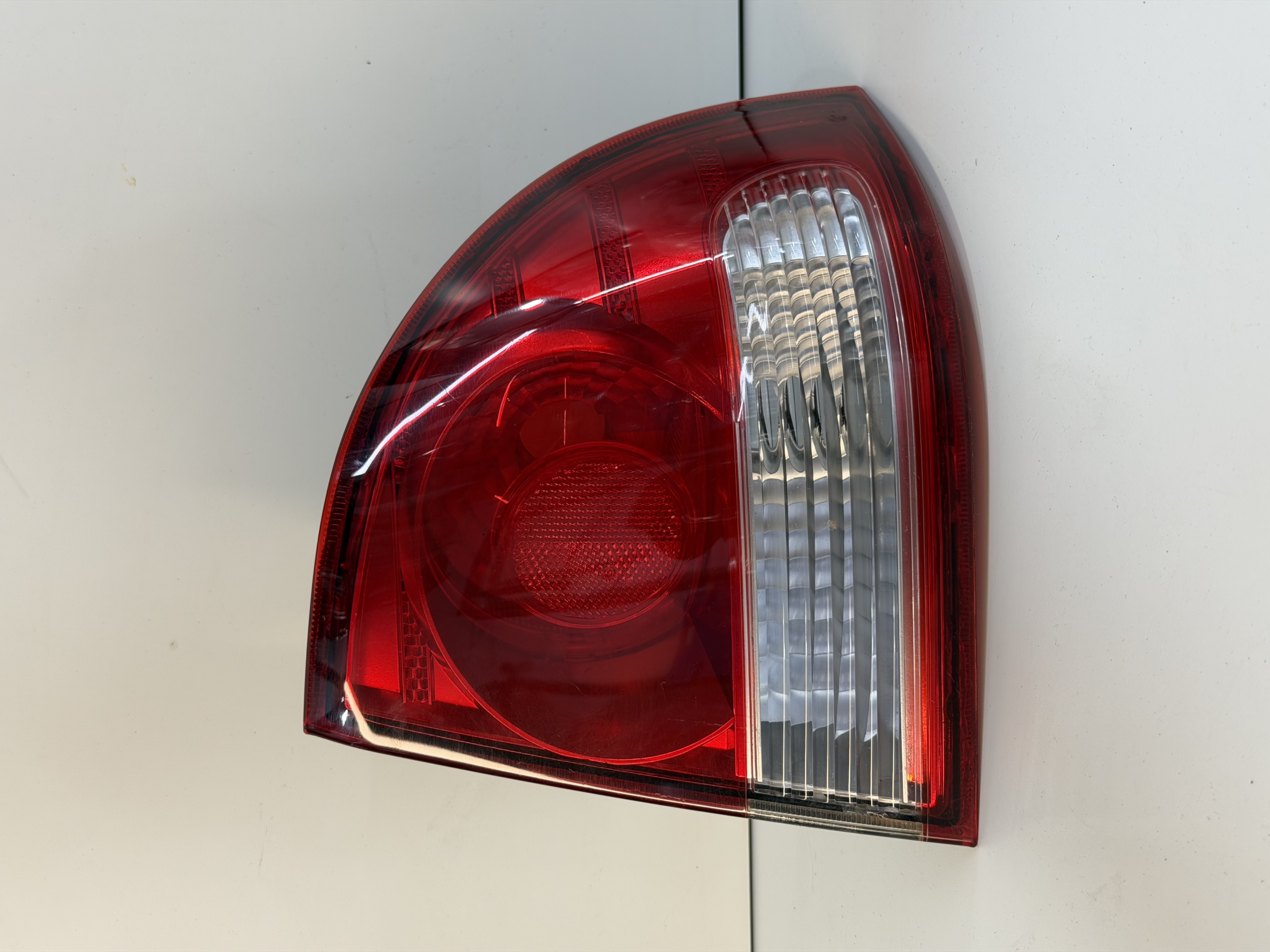 Lanterna Traseira direita Corsa Classic 2010 2011 2012 2013 2014 2015 2016 Canto original - foto 1 de 6