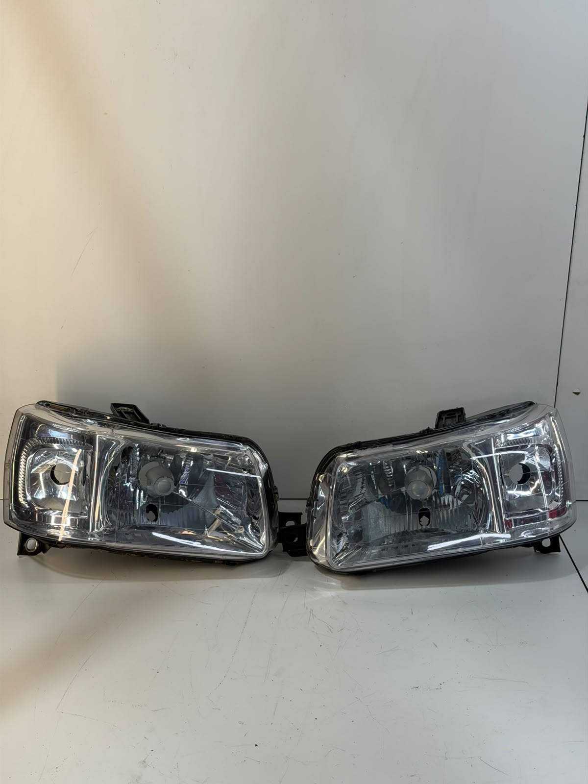 farol Fiat uno Fiorino, 2004 até 2013 original, modelo pit bul, vampirinho - foto 1 de 5