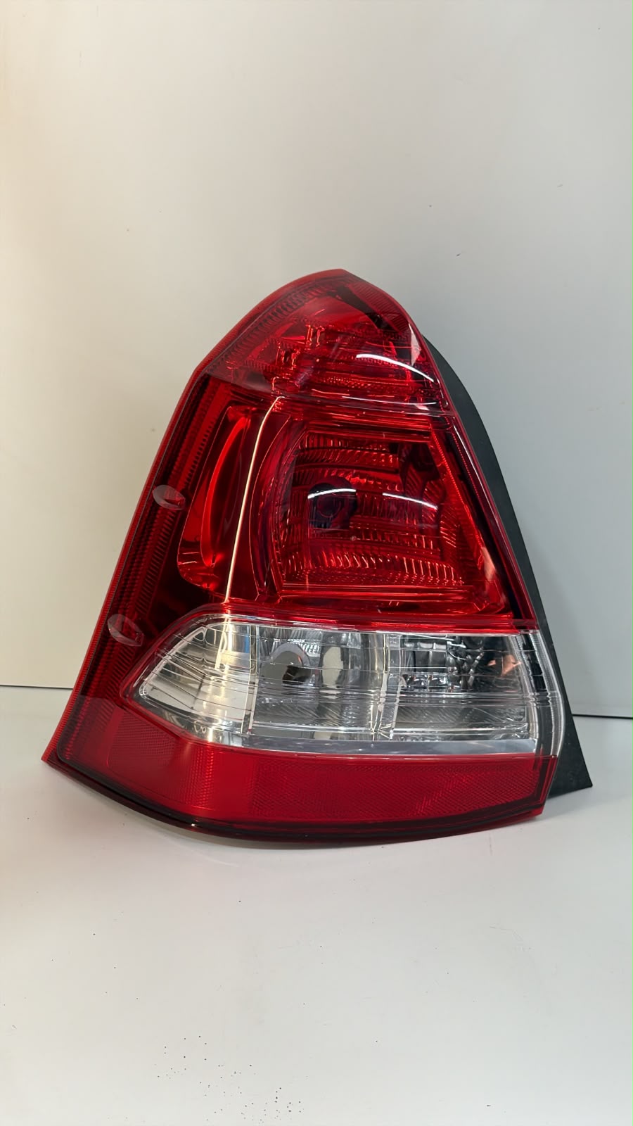 Lanterna freio Toyota Etios Sedan Ano 2013 a 2020 Lado Esquerdo Motorista luz Traseira - foto 1 de 4