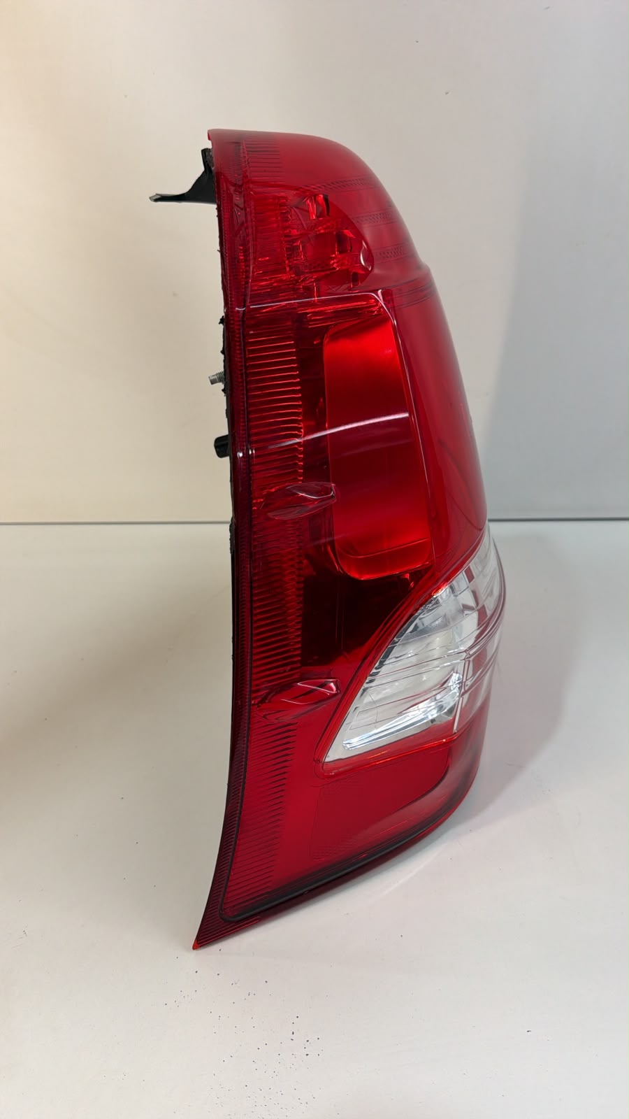 Lanterna freio Toyota Etios Sedan Ano 2013 a 2020 Lado Esquerdo Motorista luz Traseira - foto 3 de 4