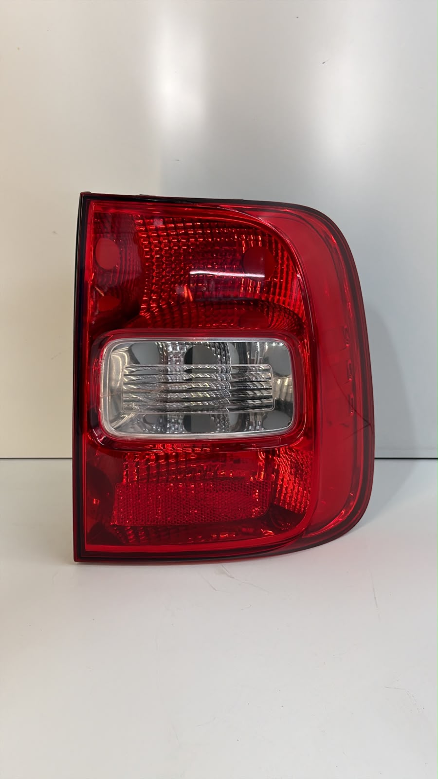Lanterna traseira direita Volkswagen Saveiro G5/G6 2009 a 2016 - foto 1 de 5
