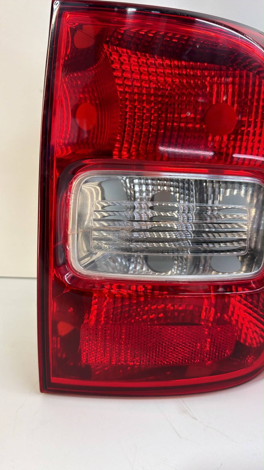 Lanterna traseira direita Volkswagen Saveiro G5/G6 2009 a 2016 - foto 4 de 5